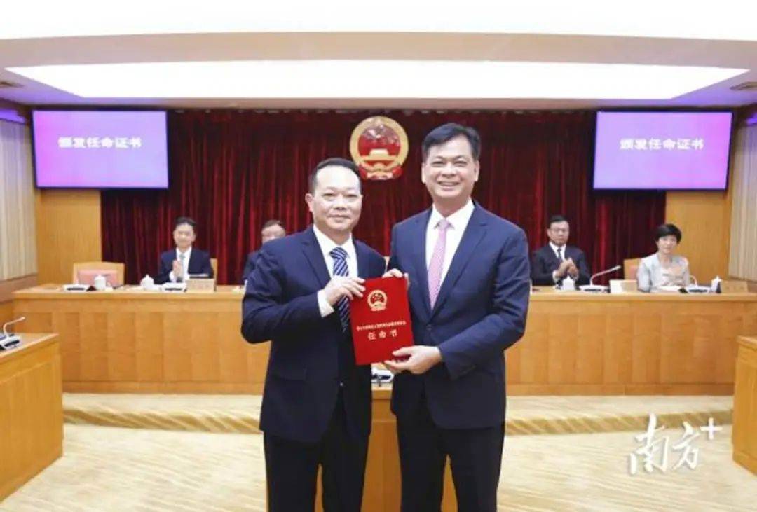 他出任南海区副区长，长期供职公安系统