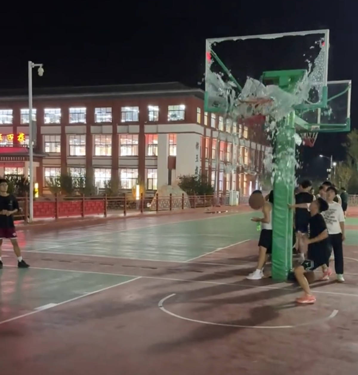郑州178厘米大学生扣碎篮板，校方：说明弹跳力好！学校出资购买新篮板，已安装好