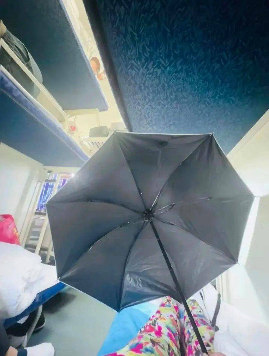 坐火车卧铺打伞遮隐私，别急着喷旅客“矫情”