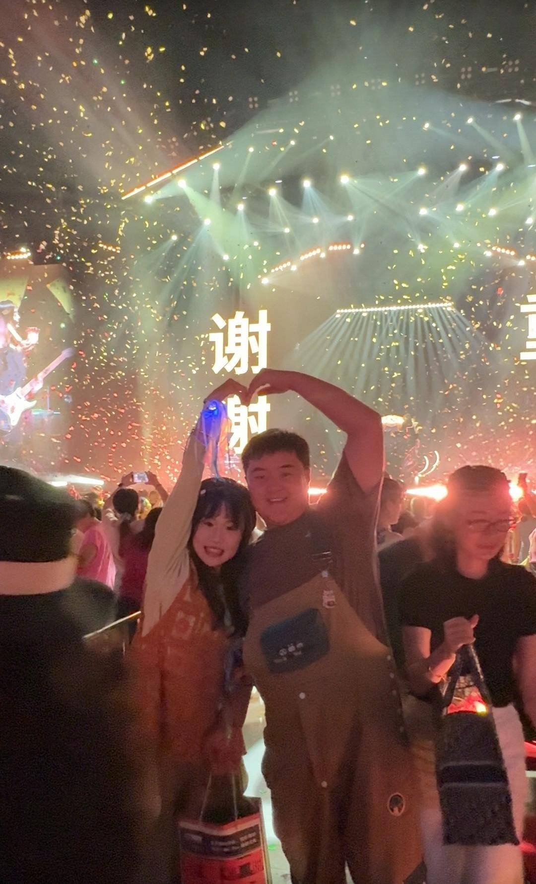 重庆山火救援骑士“龙麻子”赴约任贤齐演唱会 并邀约赛场上见