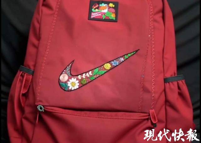 背妈妈牌NIKE书包男子收到来自官方的礼物，有定制的同款logo上衣和红书包