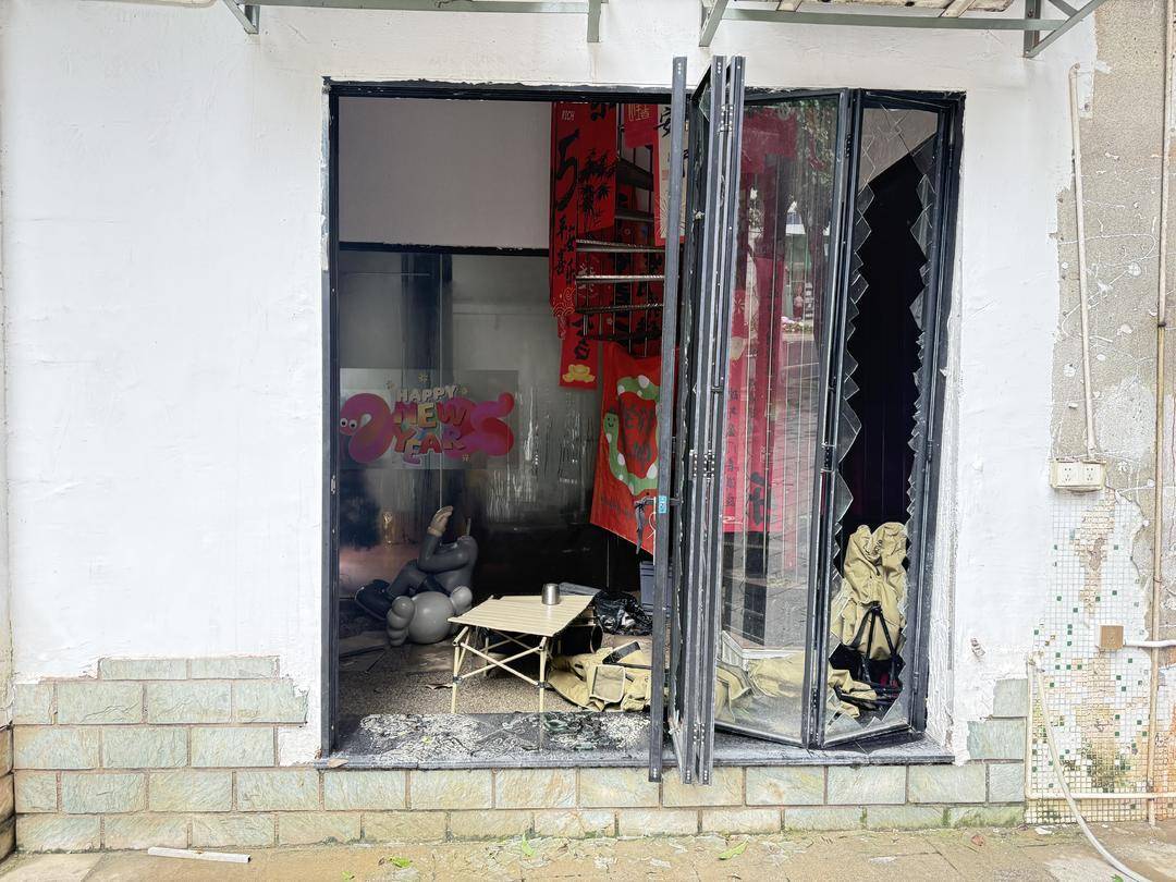 台风天珠海一司机驾越野车造浪冲破多家店玻璃，警方：行拘10日！