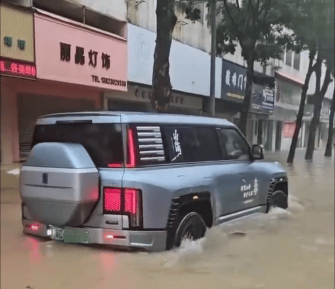 台风天珠海一司机驾越野车造浪冲破多家店玻璃，警方：行拘10日！