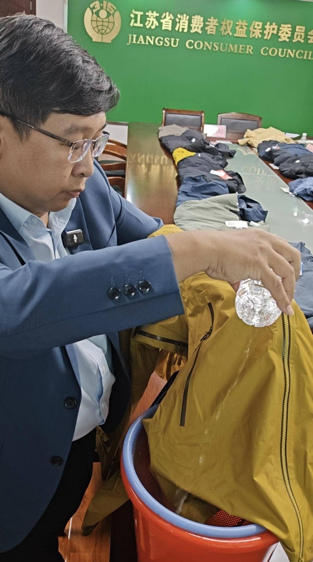 注意！冲锋衣40款里3款“不防水”，教你一招在家也能测