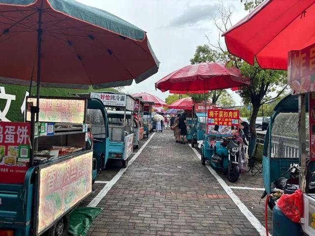 被流量砸中的“鸡排哥”：炸到中暑，每天睡三四个小时，怕辜负顾客不舍得休息