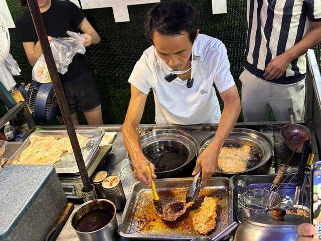 被流量砸中的“鸡排哥”：炸到中暑，每天睡三四个小时，怕辜负顾客不舍得休息
