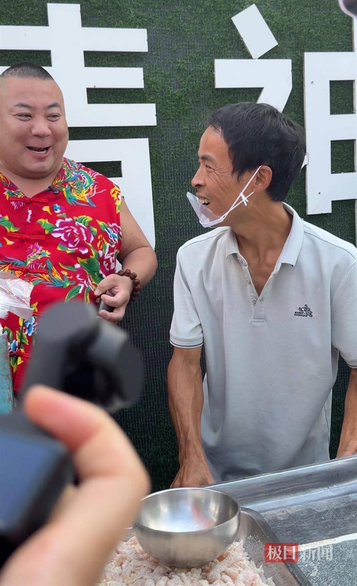 对话鸡排哥李俊永：爆火后每天一二十个镜头对着我，未来不考虑直播带货，更愿意和顾客待在一起