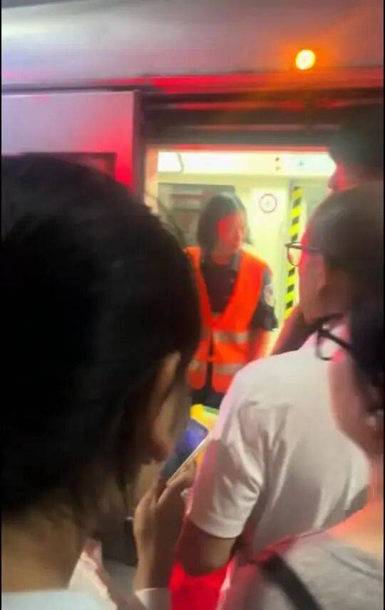 大连地铁发生故障停运一小时，目击者称看到120和警车，工作人员否认列车和人相撞，故障原因在落实中