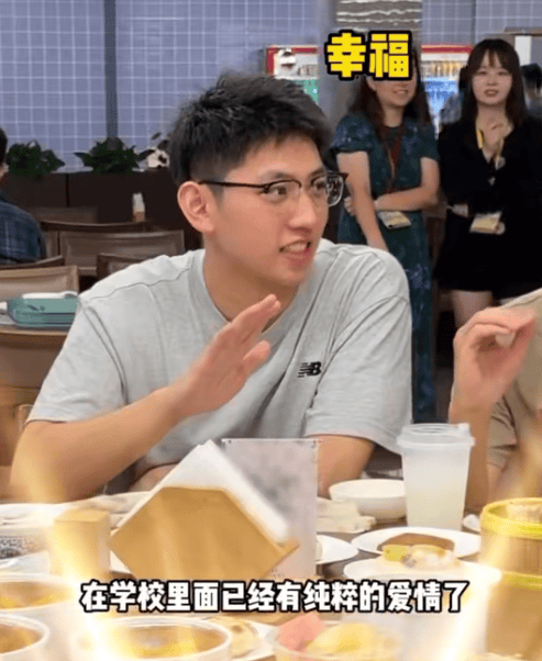 知名男歌手突然现身陌生人婚礼，并随礼999元！