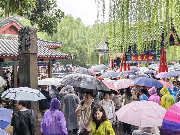 秋色满城 历下有约丨雨润泉城，双节同庆，天下第一泉邀您共赏烟雨诗画