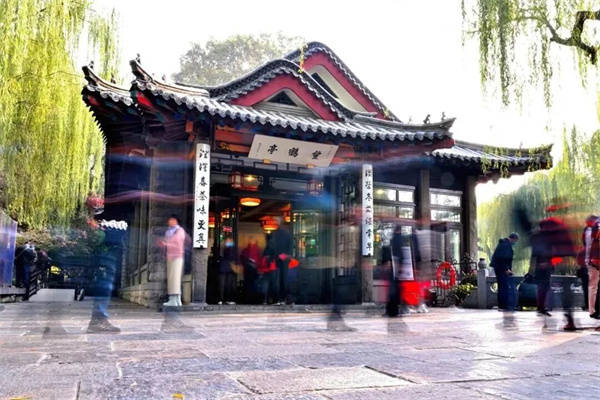 秋色满城 历下有约丨雨润泉城，双节同庆，天下第一泉邀您共赏烟雨诗画