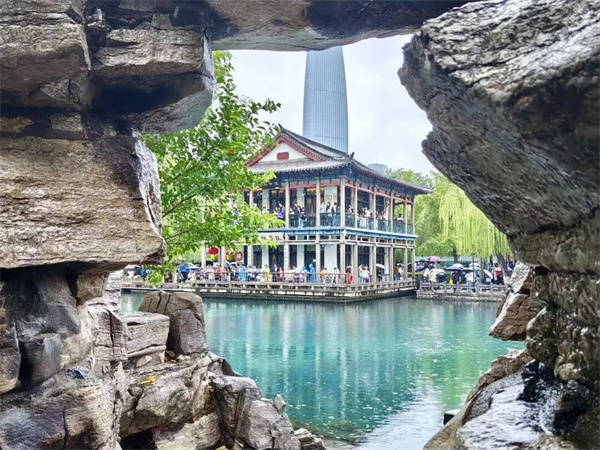 秋色满城 历下有约丨雨润泉城，双节同庆，天下第一泉邀您共赏烟雨诗画