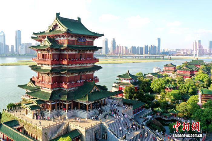 江西南昌：江南名楼滕王阁引游客纷至沓来
