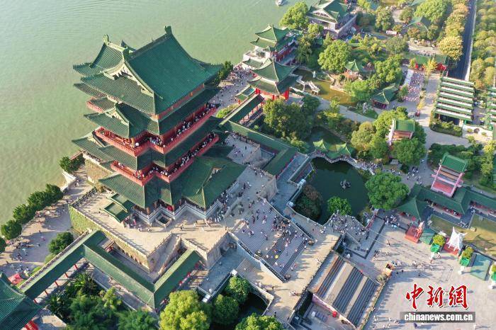 江西南昌：江南名楼滕王阁引游客纷至沓来
