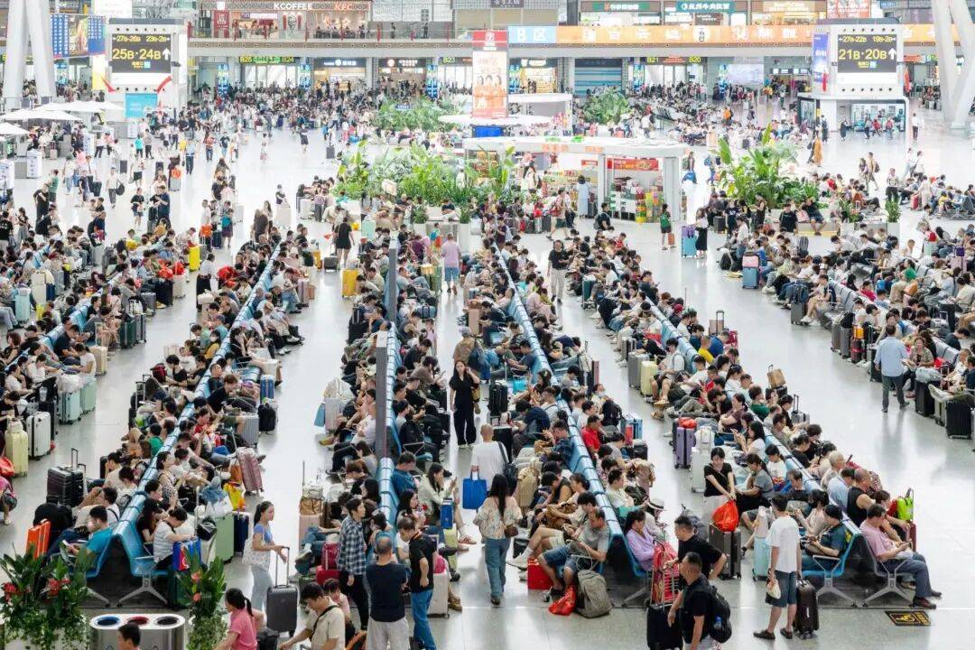 神预判！第一波返程的“聪明人”在高速上精准相遇