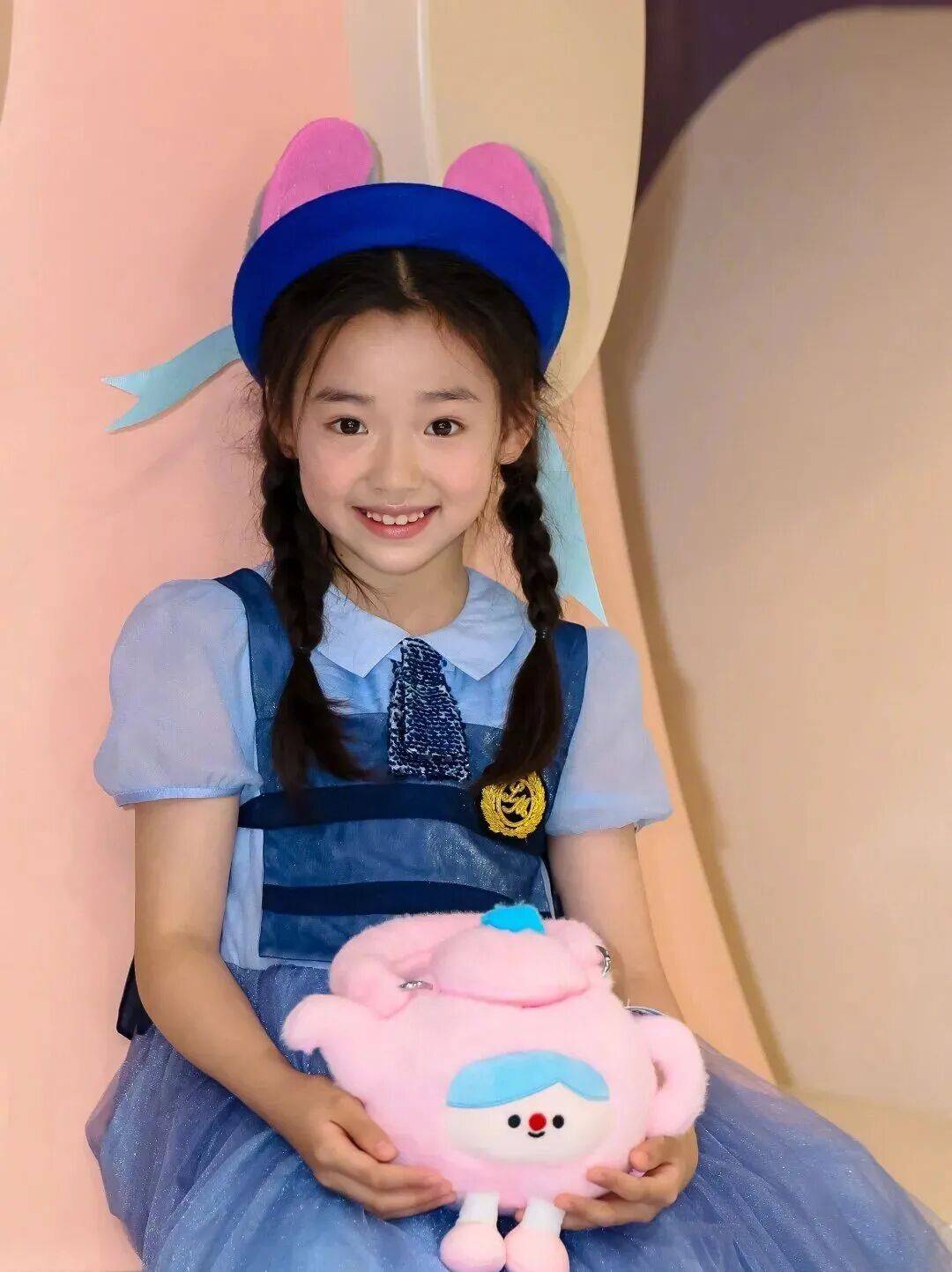 9岁小酒窝,大大方方成顶流