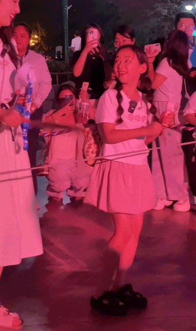 9岁小酒窝,大大方方成顶流