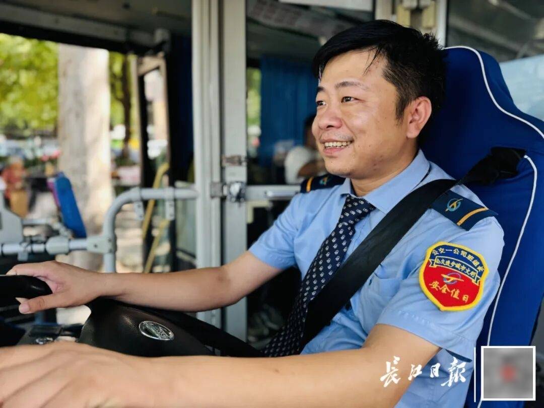 暴增10多倍！武汉这条公交突然火了，大批人赶来坐