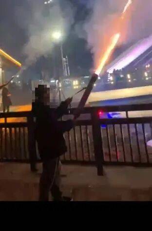 10岁男孩被烟花击中头部身亡，14岁嫌疑人被告上法庭，最新进展→