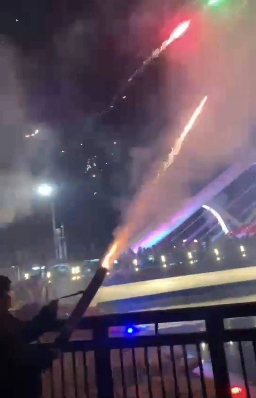 10岁男孩被烟花击中头部身亡，14岁嫌疑人被告上法庭，最新进展→