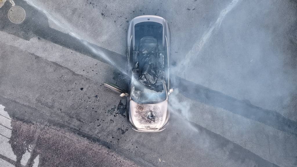 一辆蔚来牌轿车在大理一景区外起火，一家四口撤离及时无伤亡