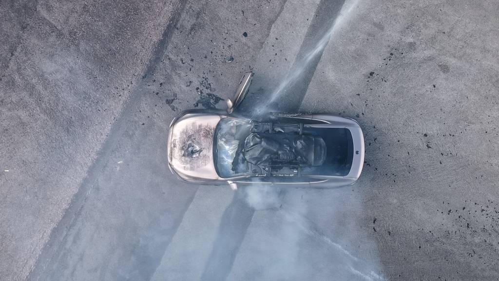 一辆蔚来牌轿车在大理一景区外起火，一家四口撤离及时无伤亡