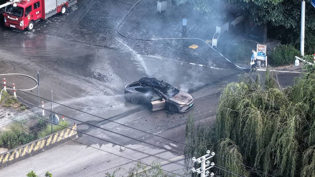 一辆蔚来牌轿车在大理一景区外起火，一家四口撤离及时无伤亡