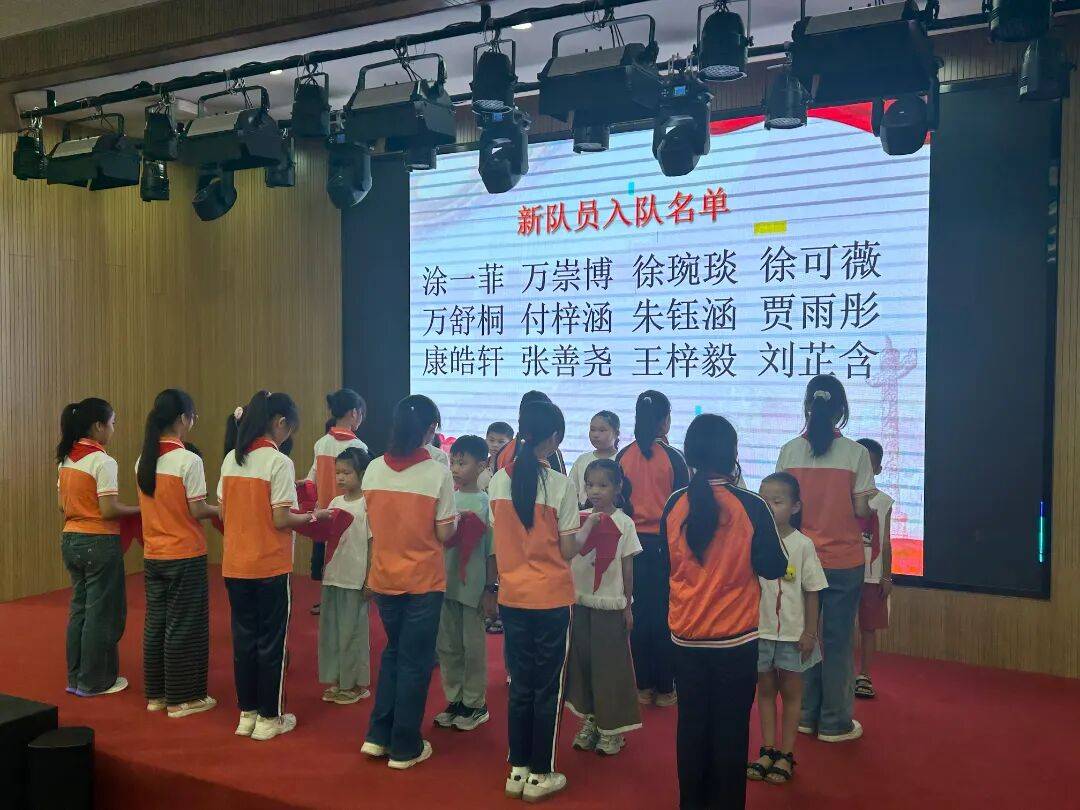 我县各级少先队组织开展“强国复兴有我 争当新时代好少年”建队日主题活动