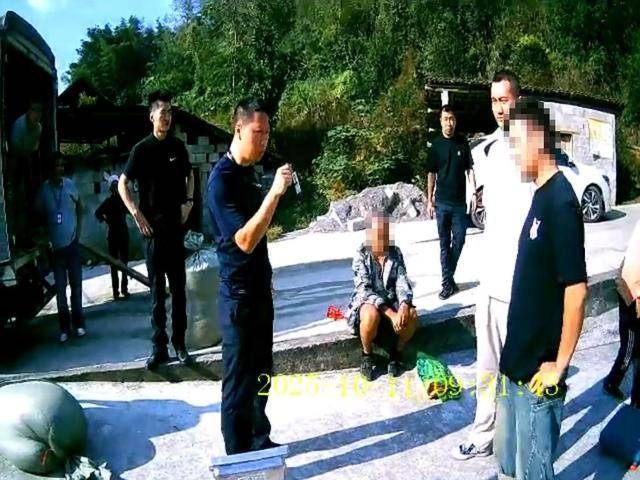 100斤玉米上秤秒变60斤？贵州一村民遭“鬼秤”骗粮！民警出手，5人被拘