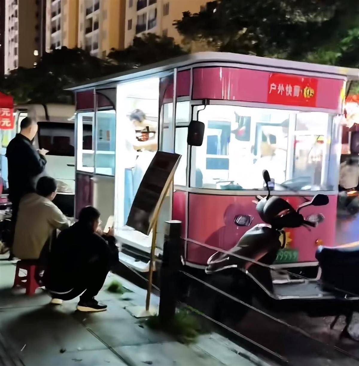 昆明现“理发摊一条街”，几十米内扎堆营业快剪价格均10元，目击者：这复制能力太强了