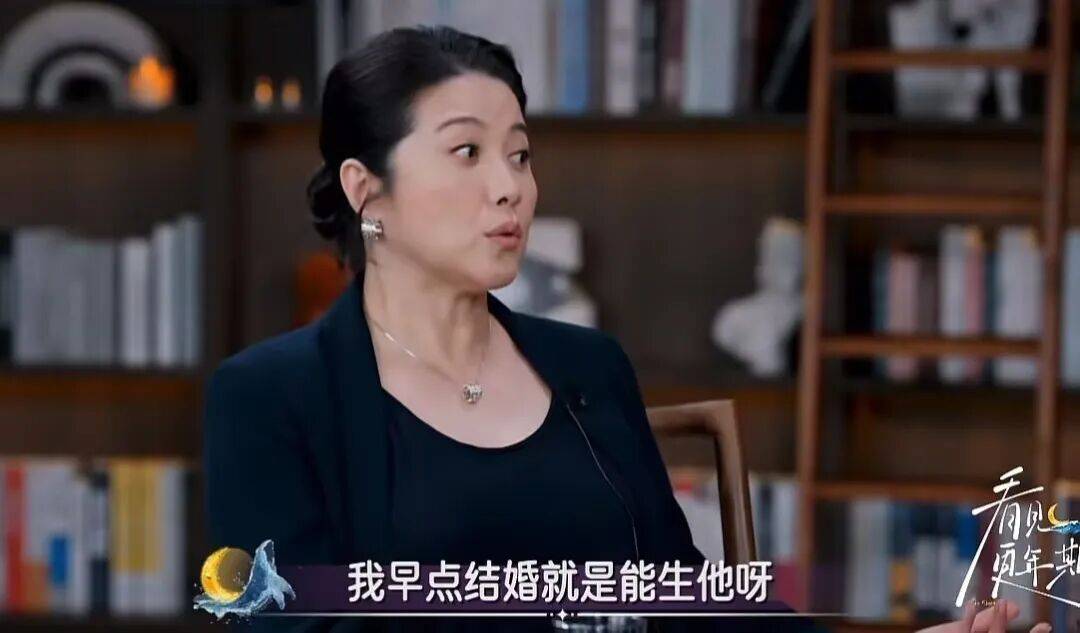 52岁影后颜丙燕公开小20岁男友：他知道我将步入更年期，已甜蜜相恋5年，两人出门必须手拉手