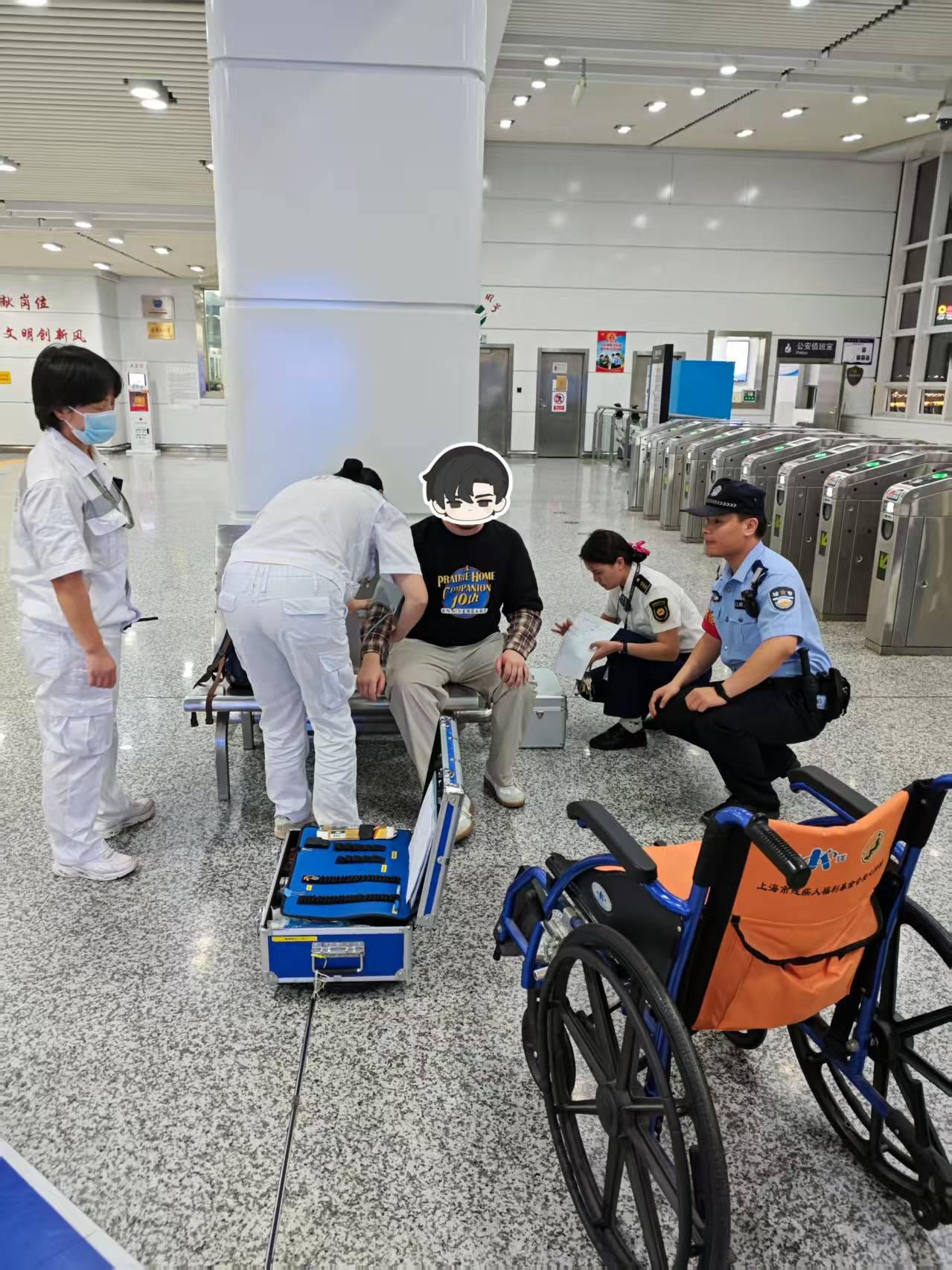 旅客长沙下飞机欲乘坐磁浮列车往城区找朋友，突发呼吸不畅，民警与医护人员接力救援