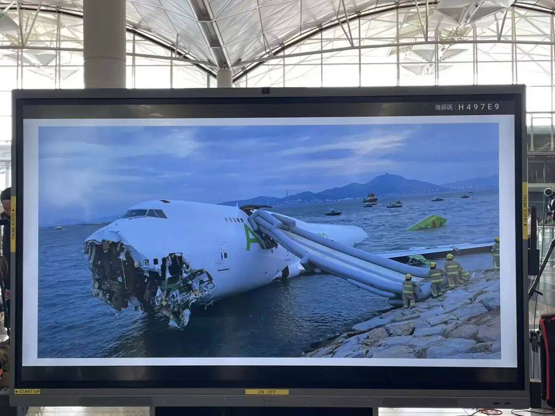 机身断成两截，2名遇难者在海下约7米处被找到，巡逻车在飞机跑道外被撞进海里，香港机场飞机坠海事故更多细节披露