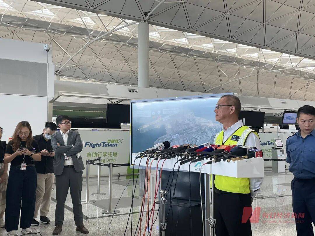 机身断成两截，2名遇难者在海下约7米处被找到，巡逻车在飞机跑道外被撞进海里，香港机场飞机坠海事故更多细节披露