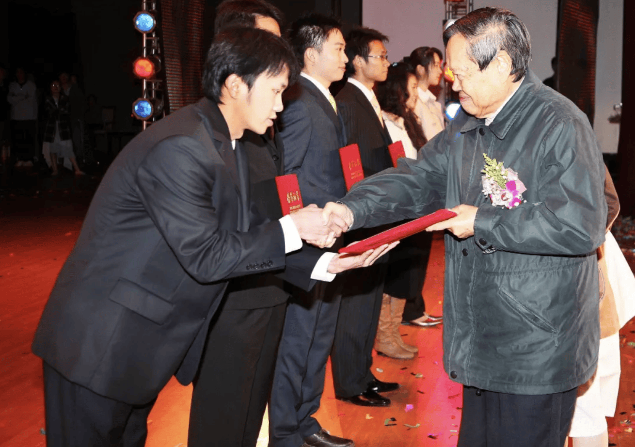 杨振宁为什么连续32年担任东莞理工学院名誉校长？