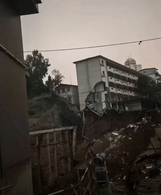 近4000人小学突发坍塌形成巨大坑洞，操场塌下去一半，“还好发生在夜里”