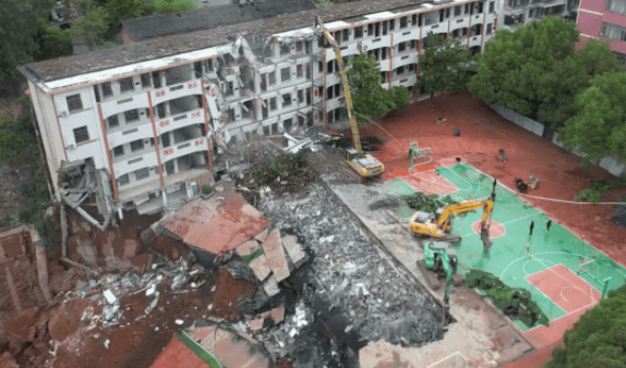 近4000人小学突发坍塌形成巨大坑洞，操场塌下去一半，“还好发生在夜里”