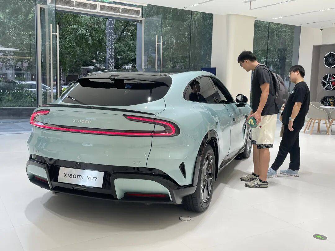 车轮飞滚十余米！武汉小米SU7断轴撞护栏，一月内两起脱落事故，官方回应仍含糊