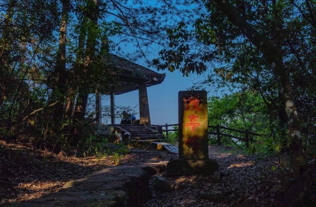 为什么年轻人迷上了爬山？ | 秋高气爽，是时候出发了→