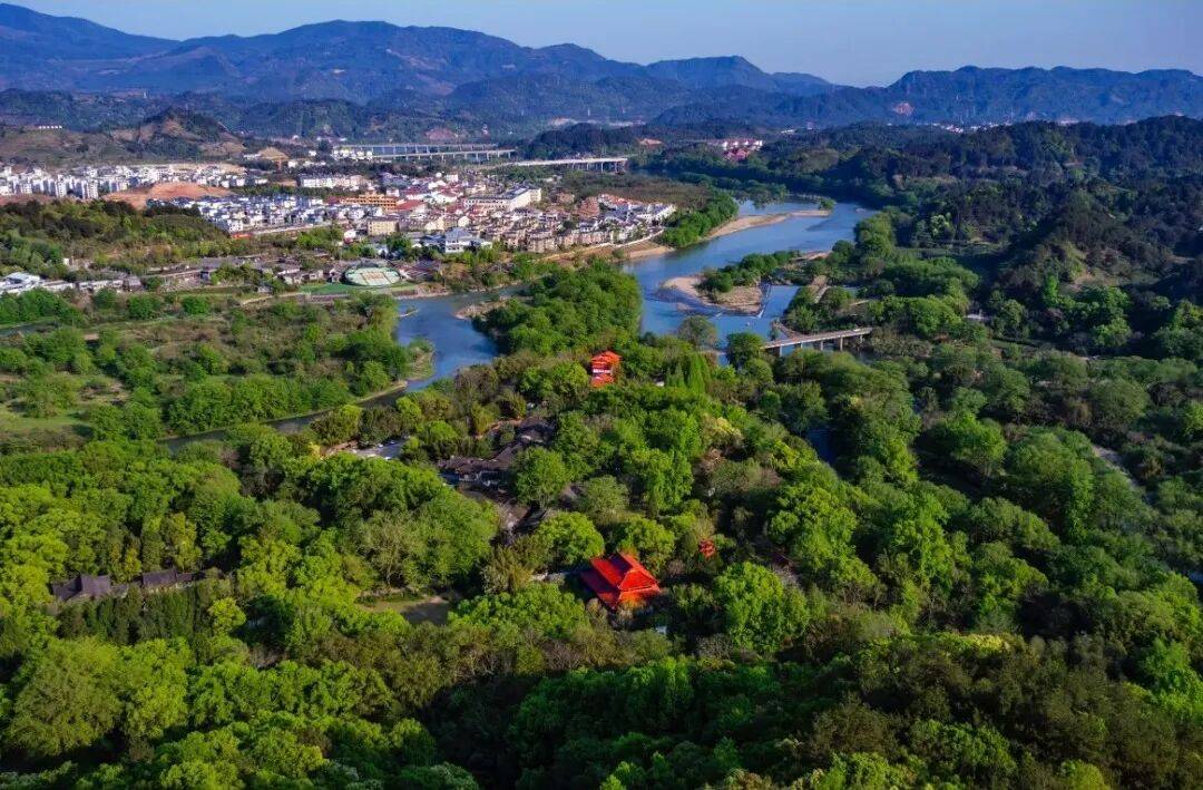 为什么年轻人迷上了爬山？ | 秋高气爽，是时候出发了→