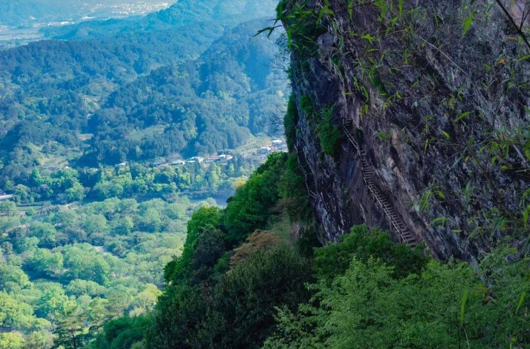 为什么年轻人迷上了爬山？ | 秋高气爽，是时候出发了→