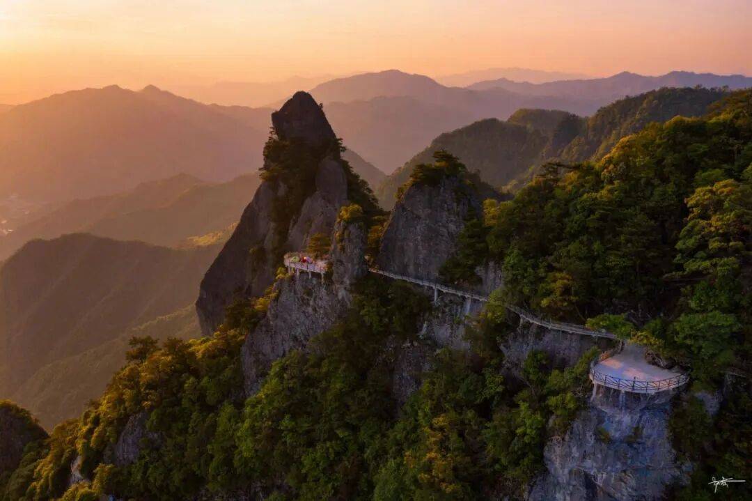 为什么年轻人迷上了爬山？ | 秋高气爽，是时候出发了→