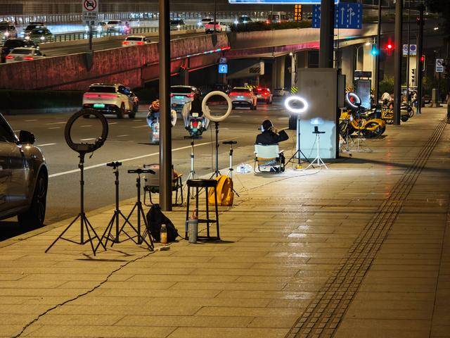 100米有近20个直播间，深夜的成都街头为何“长满”主播？