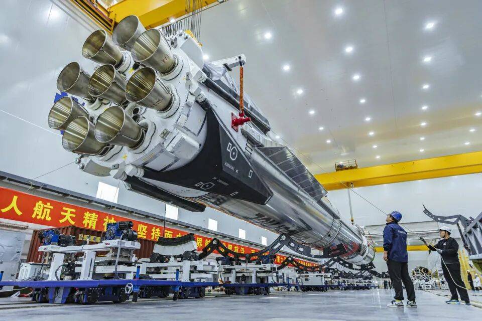 马斯克点评即将首飞的中国火箭朱雀三号，“能够击败猎鹰9号”；当天A股航天板块大涨