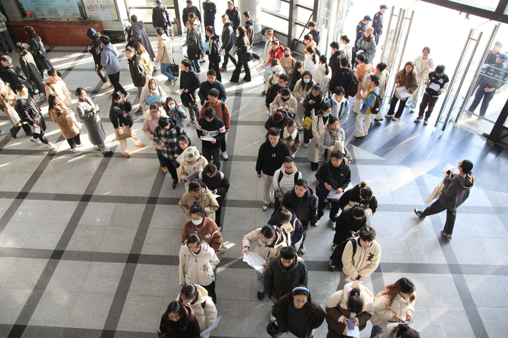 打破“35岁门槛”的首次国考：报名人数超350万创新高，前十岗位3个为税务系统