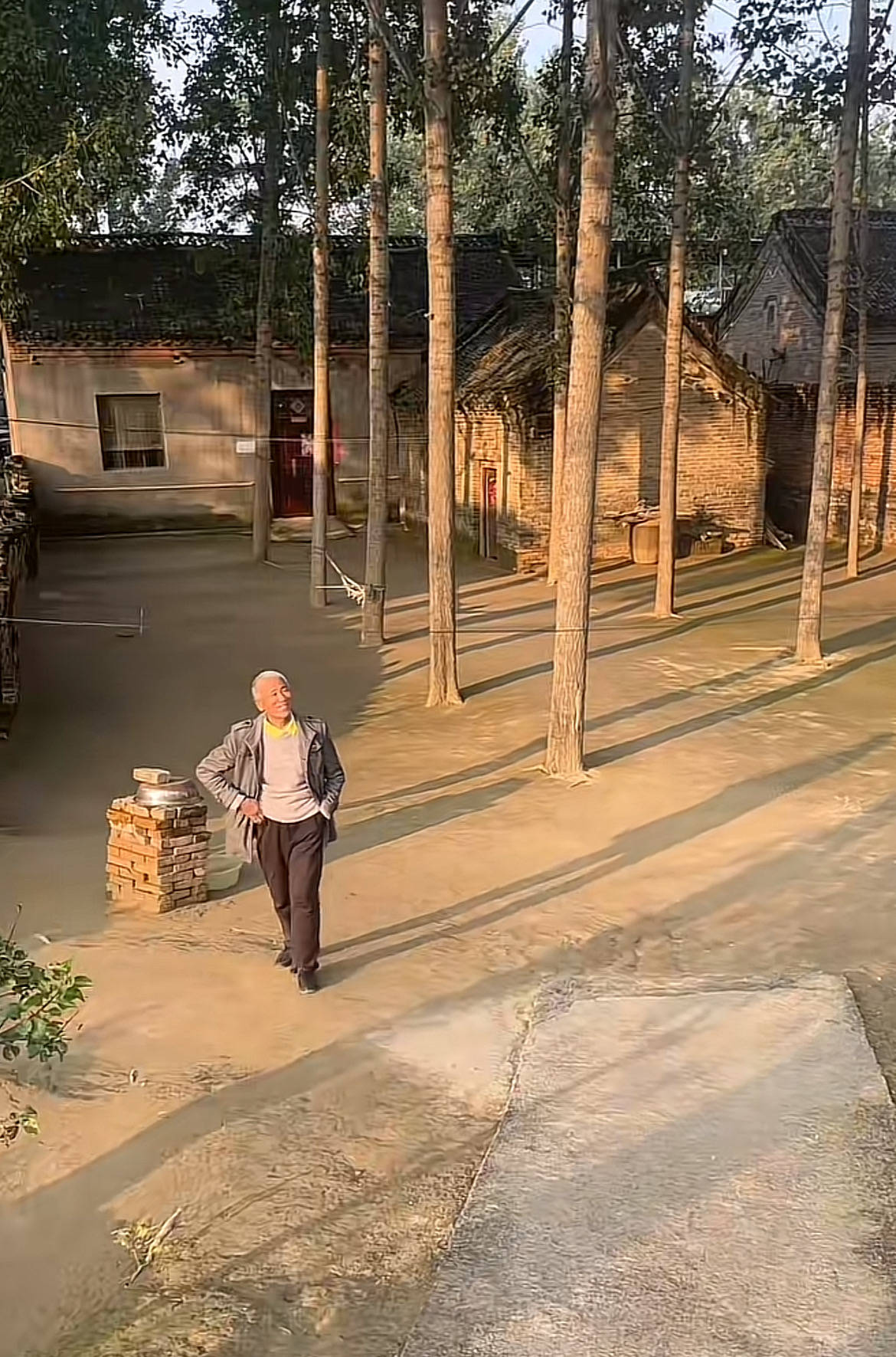 河南一大爷的院子因干净成网红打卡地，网友：像极了小时候家的样子，想拖鞋光脚丫子走