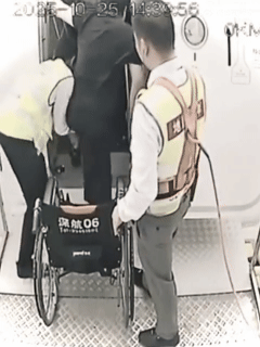 登机视频曝光，郑智化道歉！除了关注有没有“连滚带爬”，我们更应关注什么？