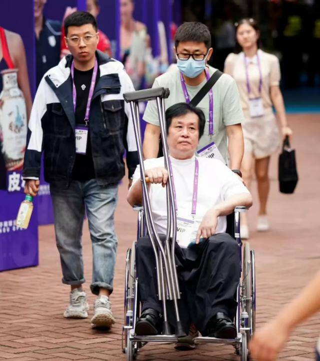 登机视频曝光，郑智化道歉！除了关注有没有“连滚带爬”，我们更应关注什么？