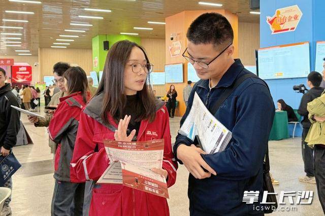 700余名退役军人及军属长沙求职，165人达成意向