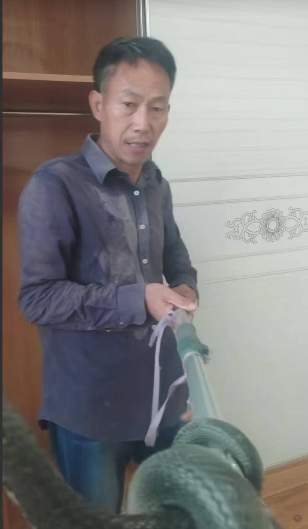 “蛇被我甩开了，没完全注射毒液”，湖南直播抓蛇被咬伤网红被警方拘留后发声道歉